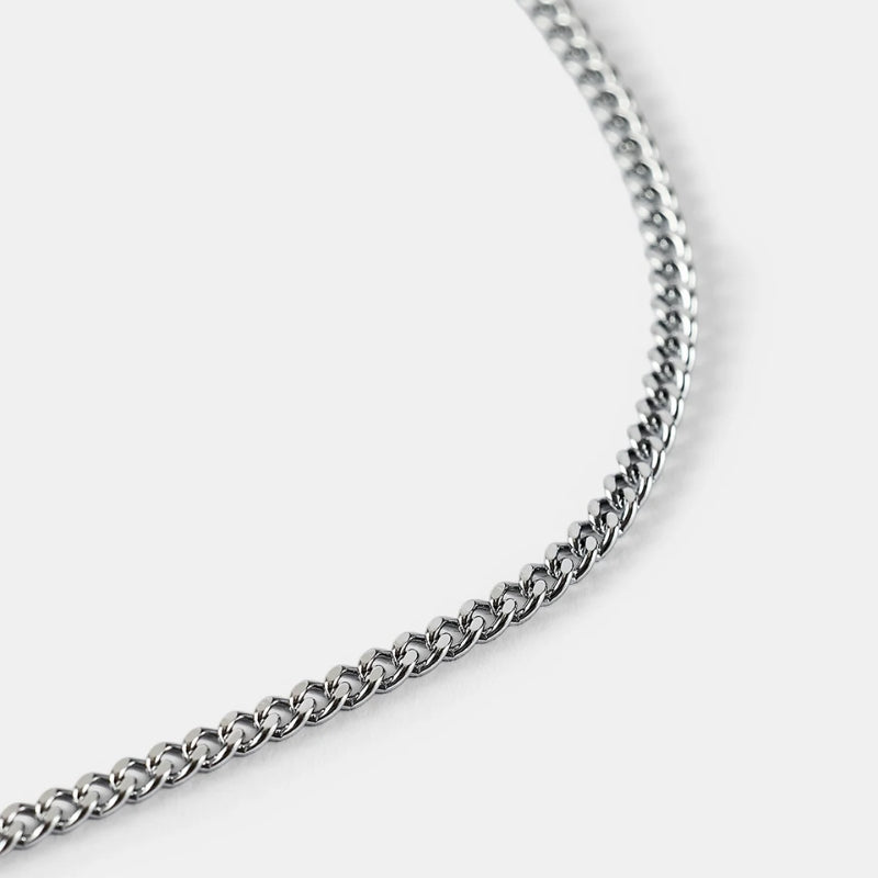 curb chain men silver macro